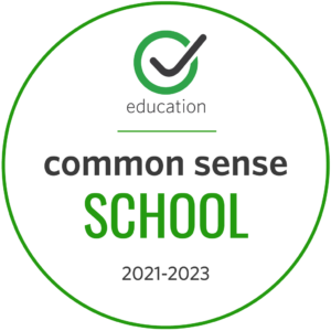 مدرسة Common Sense 2021-2023 مع علامة اختيار في دائرة خضراء